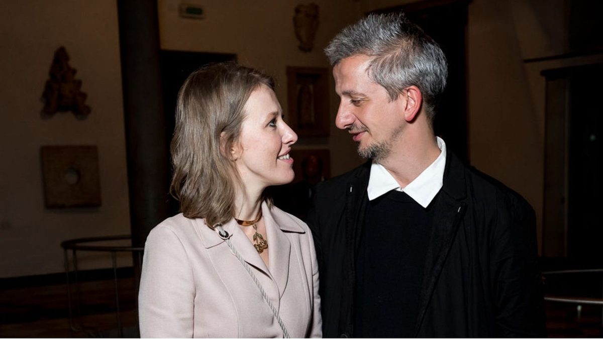 История отношений Ксении Собчак и Константина Богомолова началась в 2014 году, когда телеведущая брала интервью у режиссёра для своей передачи «Собчак живьём». 