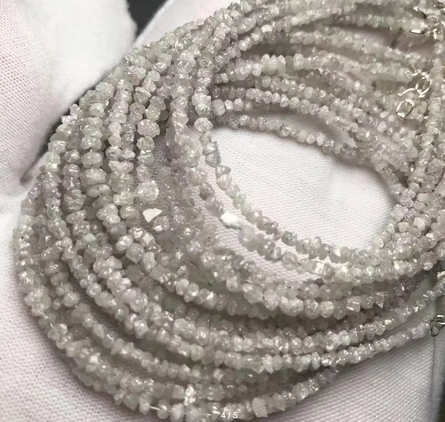 Алмазики для тех, кому нравятся свойства, но бриллиантик пока не по карману. Кстати, сейчас в большей части украшений - муассониты. Ну а чего? Они дешевле и такие же яркие. К тому же синтетические. Потому что настоящие муассониты вообще инопланетного происхождения (и стоят как крыло от самолета). Так то. Пошли, поплачем?