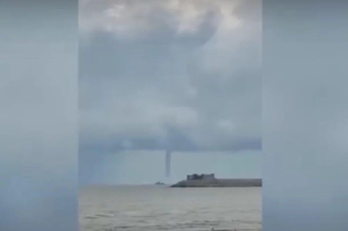    В Сети появились кадры гигантского смерча над Каспийским морем в Дагестане