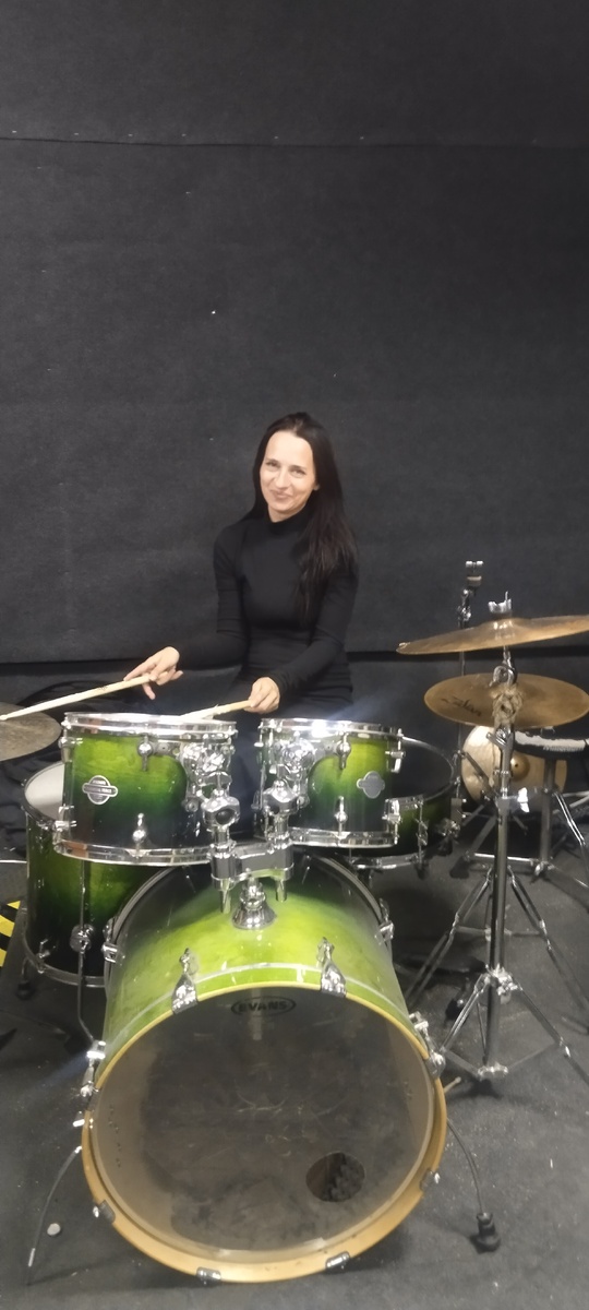 Тома, автор, в студии Рок-группы 