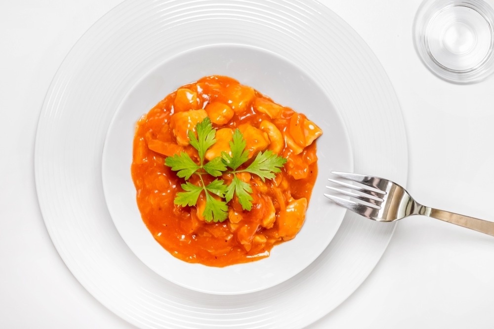 Пищевая ценность
на 100 г
Калории 71 ккал
Белки 7 г
Жиры 2 г
Углеводы 5 г

Ингредиенты:

Филе куриное – 300 г
Лук репчатый – 2 шт.
Морковь – 2 шт.
Мука – 1.5 ст.л.
Сок томатный – 150 мл
Вода – 300 мл
Масло растительное – 2 ст.л.
Соль – по вкусу
Перец черный – по вкусу

Рецепт:

Подготовить все необходимые продукты для гуляша из курицы.
Промыть куриное филе под холодной водой. Удалить возможные плёнки и лишний жир.
Нарезать куриное филе небольшими кусочками, примерно 2–3 см
Очистить лук и морковь.
Лук нарезать его мелким кубиком.
Морковь натереть на крупной терке или нарезать тонкой соломкой.
Разогреть в глубокой сковороде или сотейнике растительное масло.
Лук обжарить на среднем огне до прозрачности.
Добавить морковь к луку. Готовить ещё 3–4 минуты.
Добавить нарезанные кусочки курицы к овощам.
Обжарить куриную грудку на среднем огне до легкой золотистой корочки.
Посыпать обжаренные кусочки мяса и овощи мукой.
Хорошо перемешать.
Влить воду. Перемешать.
Влить томатный сок.
Добавить соль, перец по вкусу. Хорошо перемешать.
Как только гуляш закипит, убавить огонь до самого минимума, накрыть крышкой и тушить 20–25 минут, периодически помешивая.
Разложить гуляш из куриной грудки по тарелкам, украсить зеленью и подать горячим с любимым гарниром.
