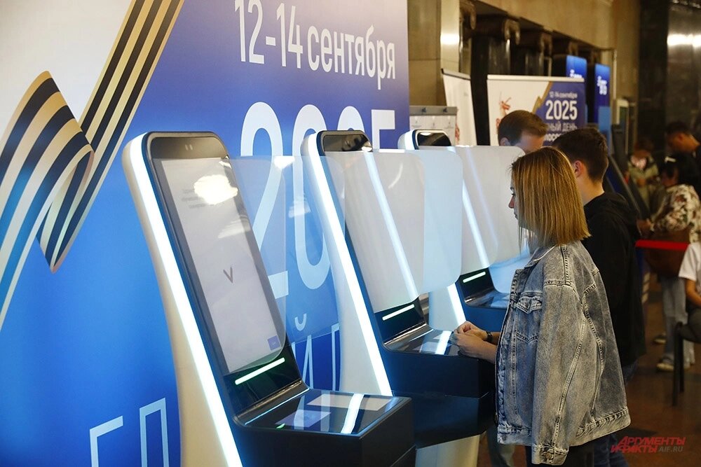    Голосование на выборах за глав регионов РФ на станции метро «Курская». Фото: АиФ/ Игорь Харитонов