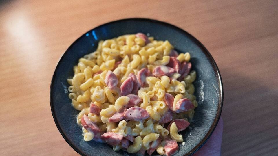 Рецепт супер сливочной пасты с сосисками за 5 минут