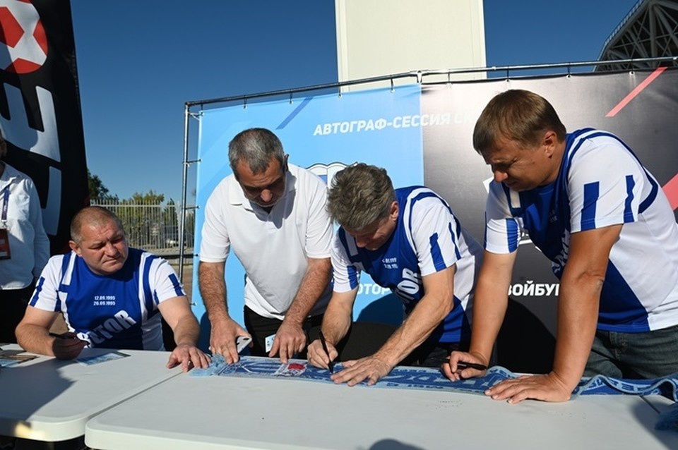    Перед матчем прошла автограф-сессия. Геннадий БИСЕНОВ