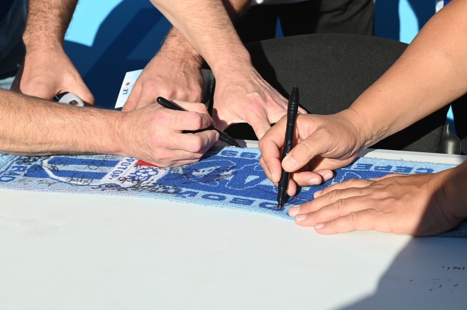    Перед матчем прошла автограф-сессия. Геннадий БИСЕНОВ