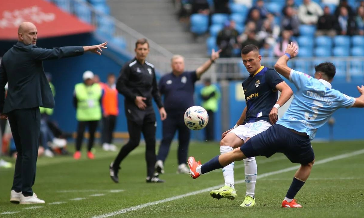 Магомед Адиев победил Игоря Осинькина (на дальнем плане). Фото: соцсети