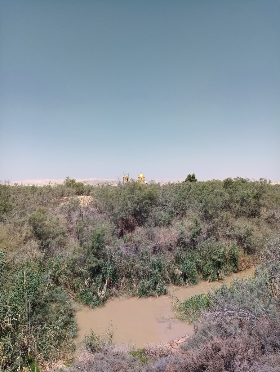 Река Иордан. Иордания. Вид на православный греческий храм Иоанна Крестителя