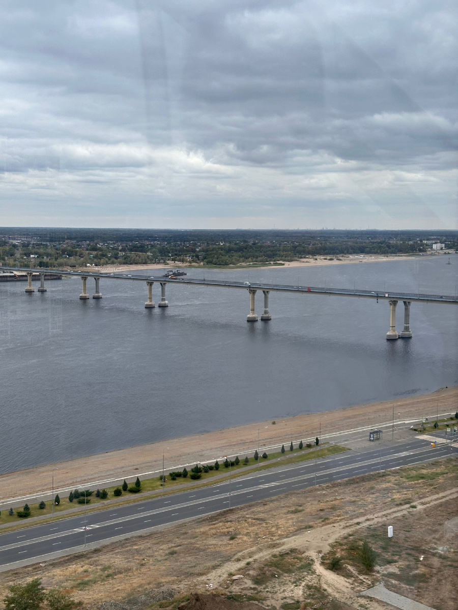 вид с колеса обозрения на "танцующий" мост