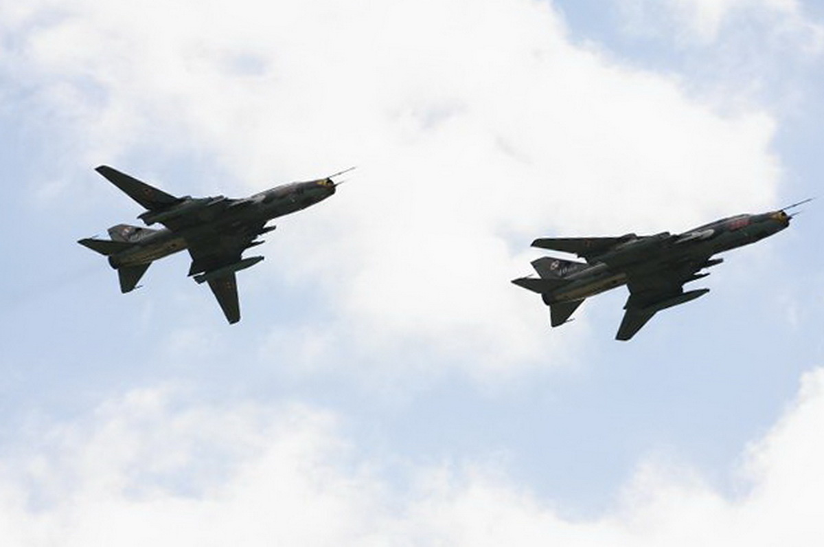 Пролет истребителей Су-22 на церемонии прощания с самолетами в Мирославце. Фото: Grzegorz Jereczek