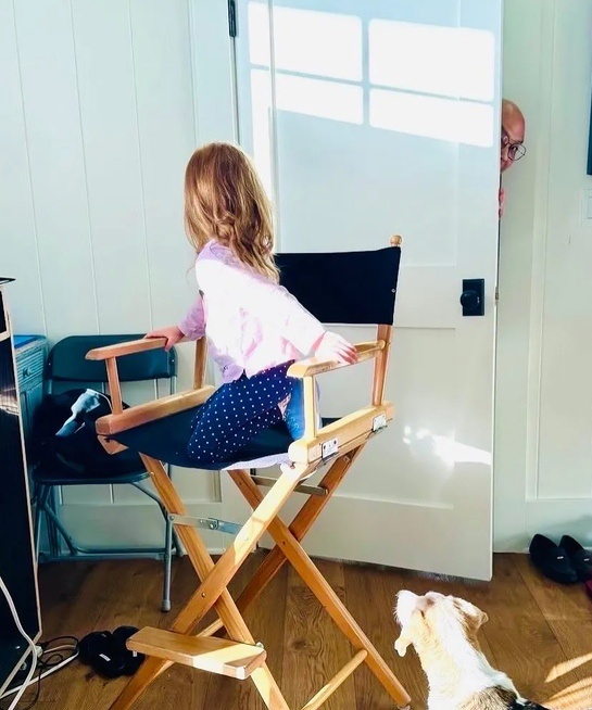 Якобы Лилибет, причём, тут, явно, изображена не четырёхлетняя девочка. А что у неё с руками? Даже самая плохонькая модель "Шедеврума", "1.3", может сделать картинку получше. 