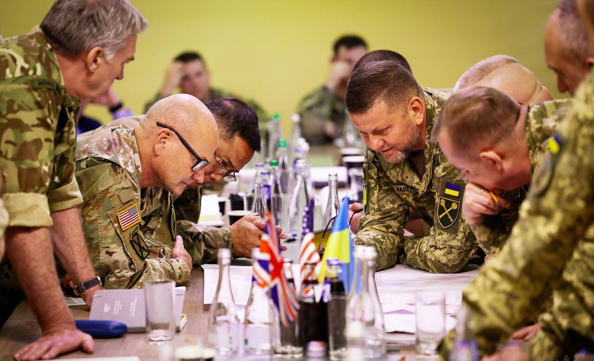 Украинские, американские и британские военные лидеры во время встречи на Украине в августе 2023 года.