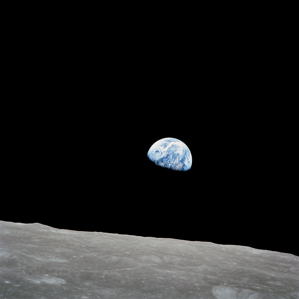 «Восход Земли» (Earthrise) – легендарная фотография, сделанная с орбиты Луны астронавтом Уильямом Андерсом (миссия «Аполлон-8», 1968)