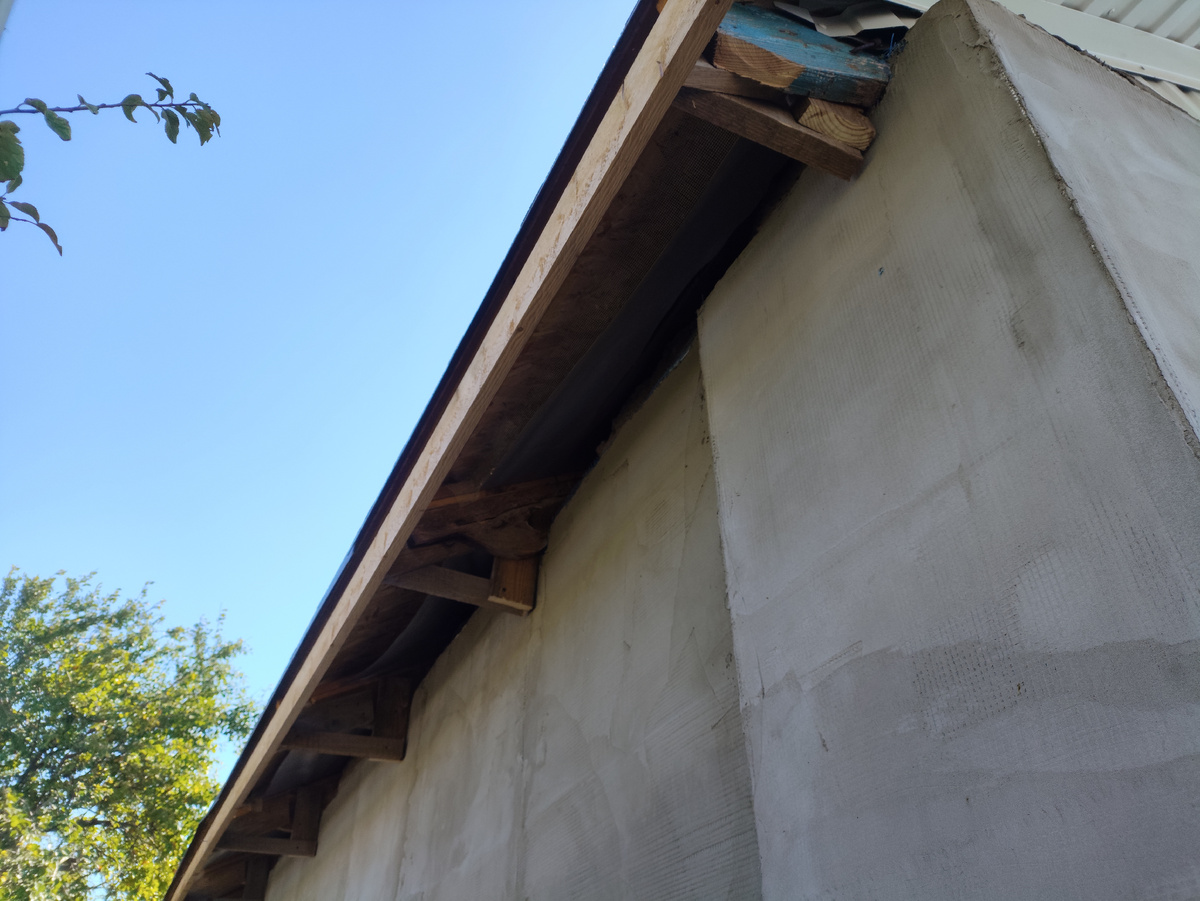 Эту он сам крепил