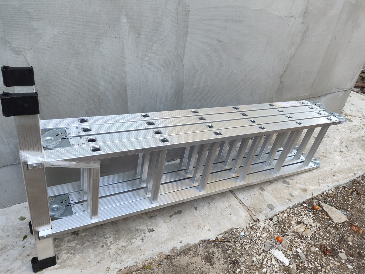 А эту лесенку сложили пока... Громадина такая....