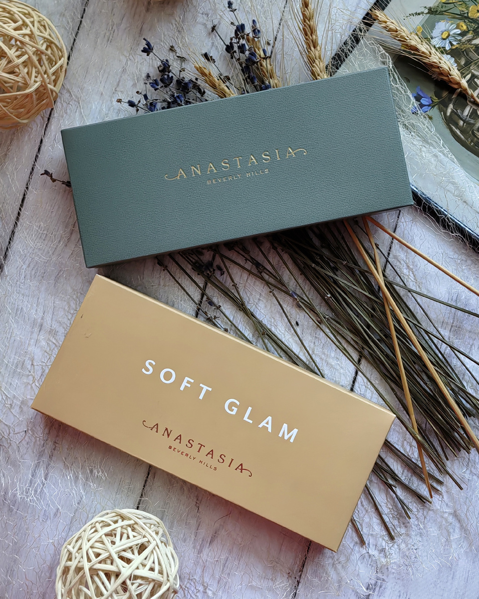 Палетки теней от бренда "Anastasia Beverly Hills" — “Nouveau" и "Soft Glam" 