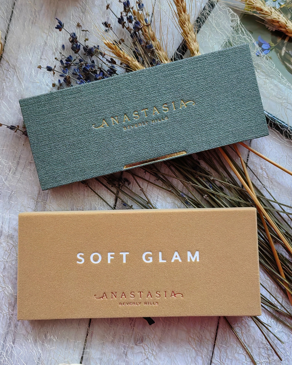 Палетки теней от бренда "Anastasia Beverly Hills" — “Nouveau" и "Soft Glam" 