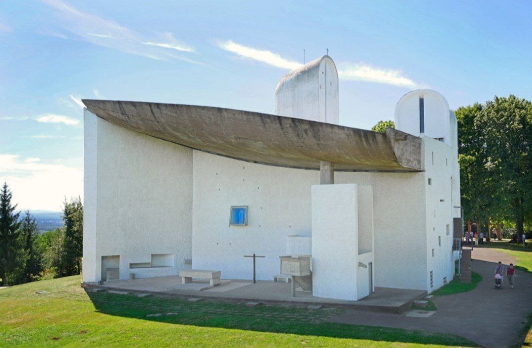 Нотр-Дам-дю-О (фр. Notre Dame du Haut, дословно — «Дева Мария на высотах») или капелла Роншан