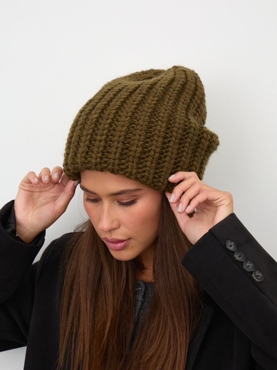 Вязаная шапка «оверсайз»
