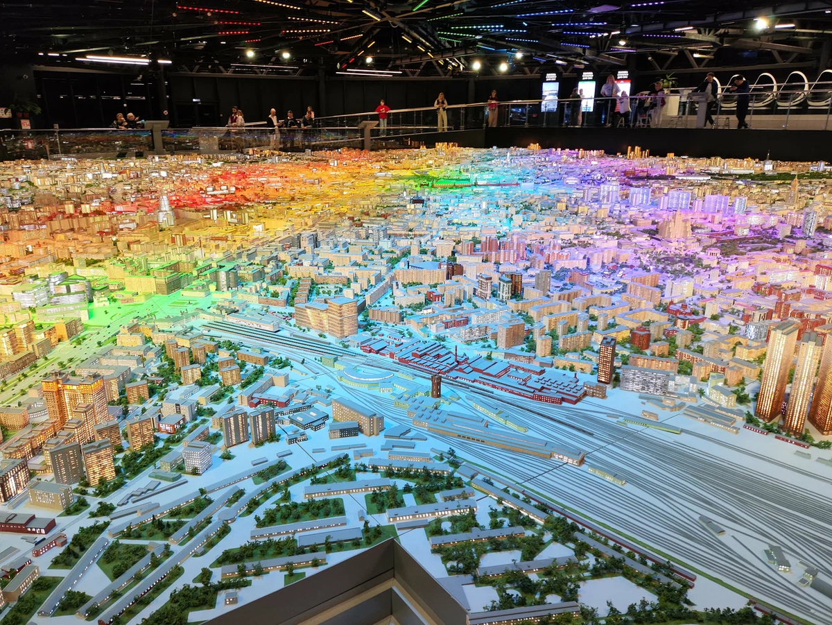 На макете день сменяется на ночь, а каждые 30 минут проходит световое шоу. Фото: Рина / Яндекс Карты