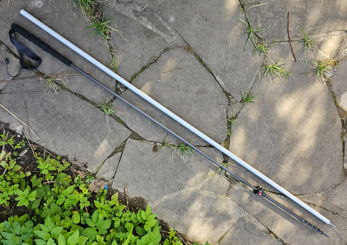 Стойка от палатки Tipi Hot Tent (сверху) и первая (неудачная) версия её замены на основе удлинённой трекинговой палки OKHEALING.