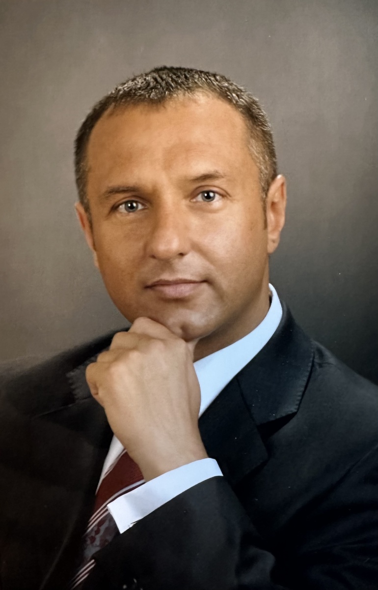 С первых дней существования нашего страхового общества я хотел, чтобы клиент знал в лицо руководителя и доверял ему. Фото из семейного архива Федоренковых.