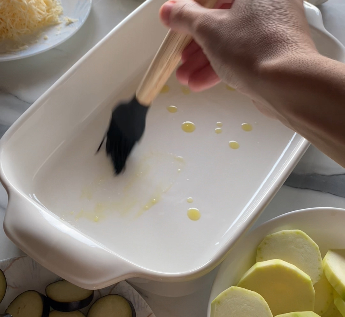 Форму смазать маслом.