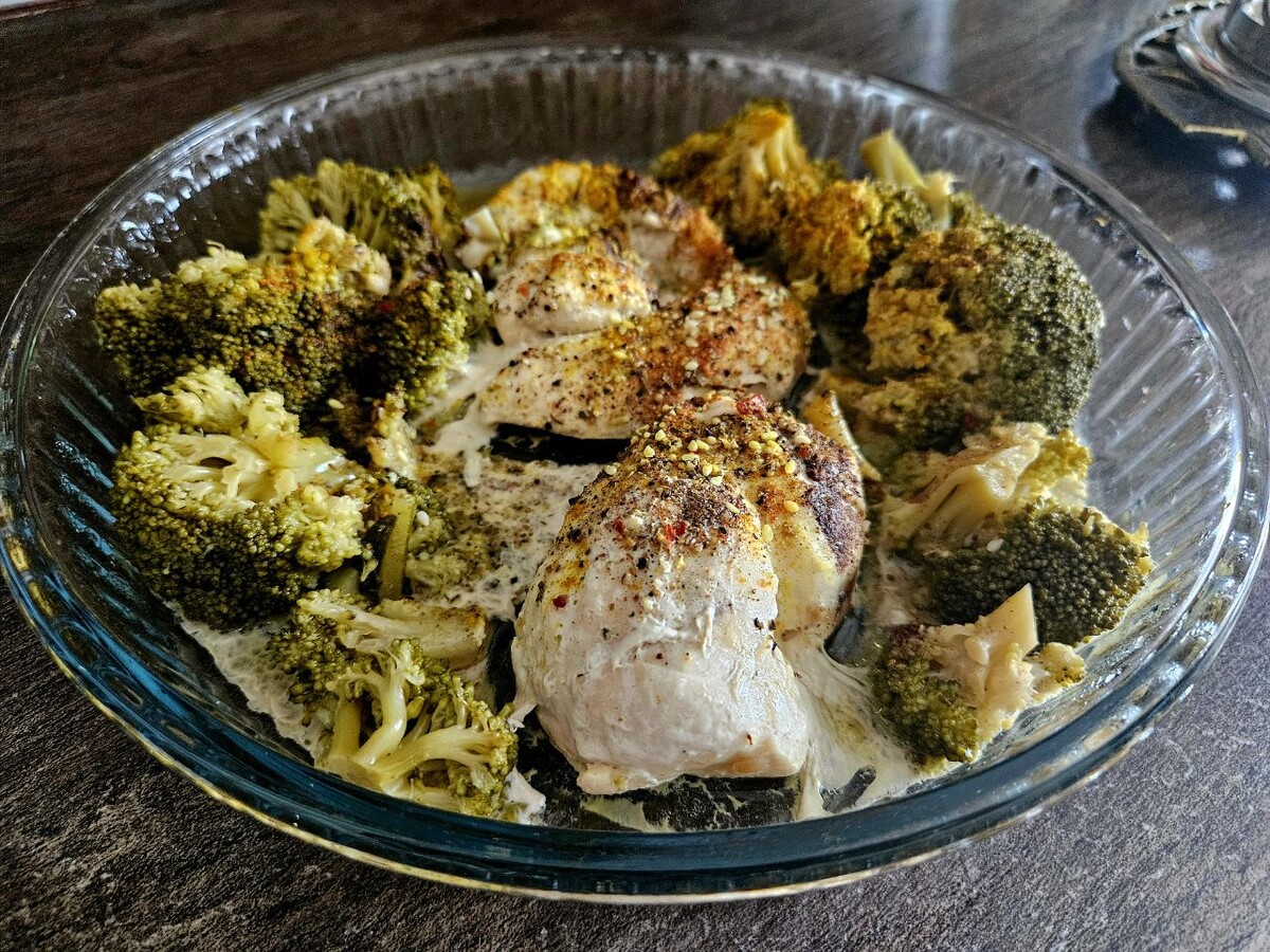 Ужин: брокколи и куриная грудка со специями 