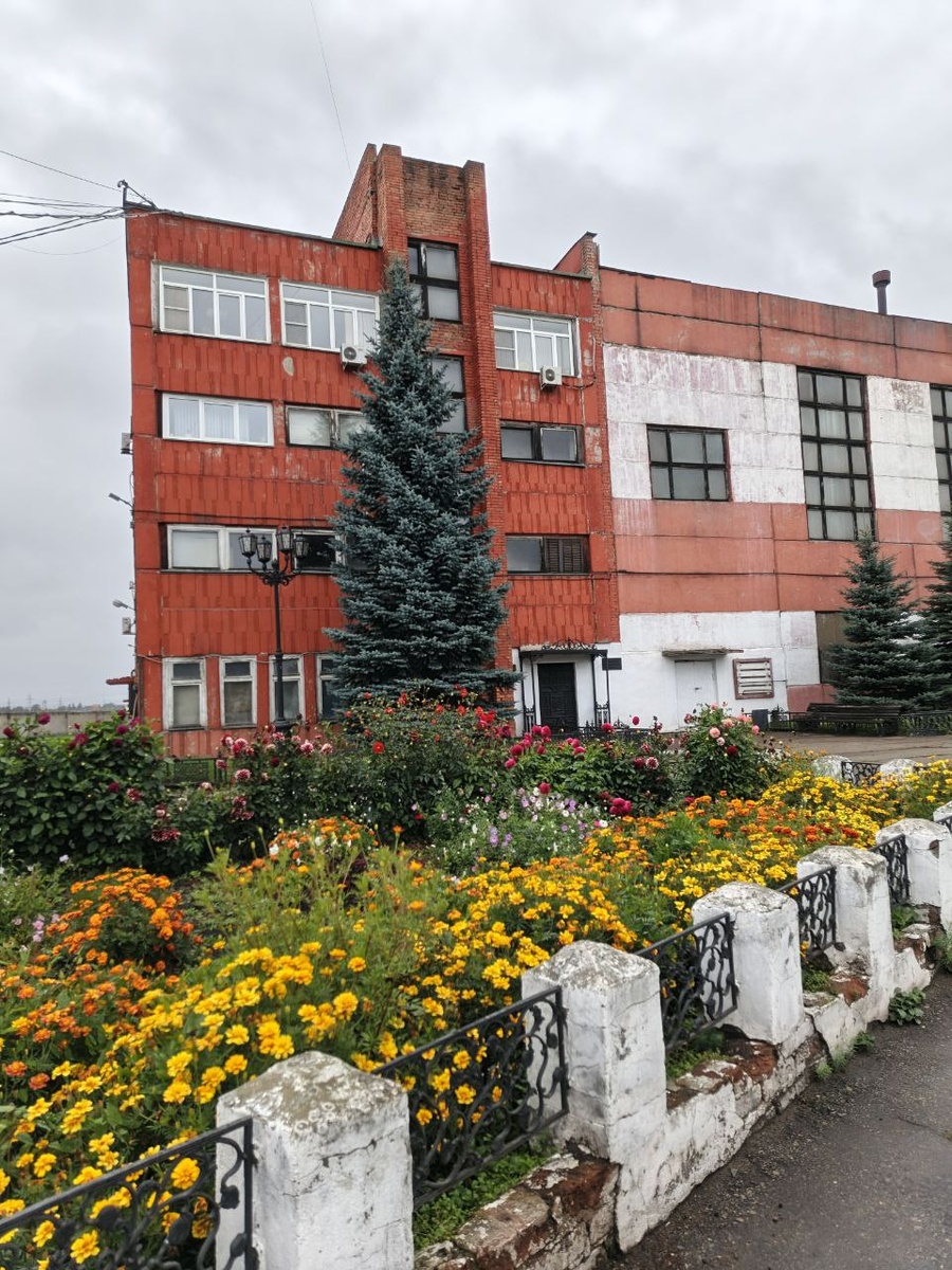 В красивом месте красиво всё: цвет здания, цветы, каслинское литьё
