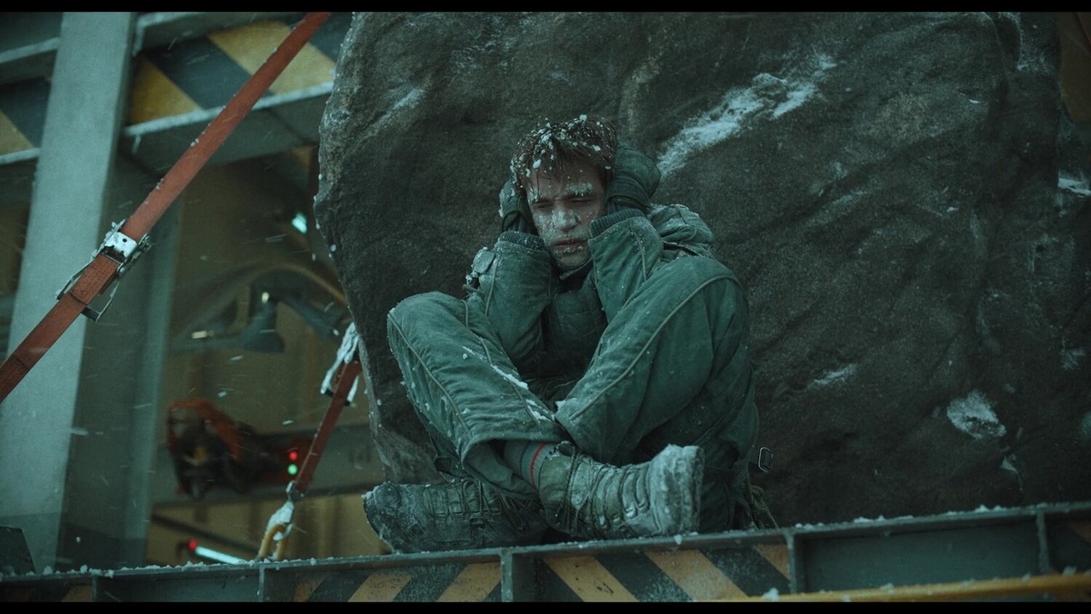 После очередной опасной миссии Микки (Роберт Паттинсон) вынужден сам добиратся до колониального корабля, в лютую вьюгу, лишь его рефлексы и не жеалние в очередной раз умирать помогают ему запрыгнуть на мимо идущий технический транспорт. 