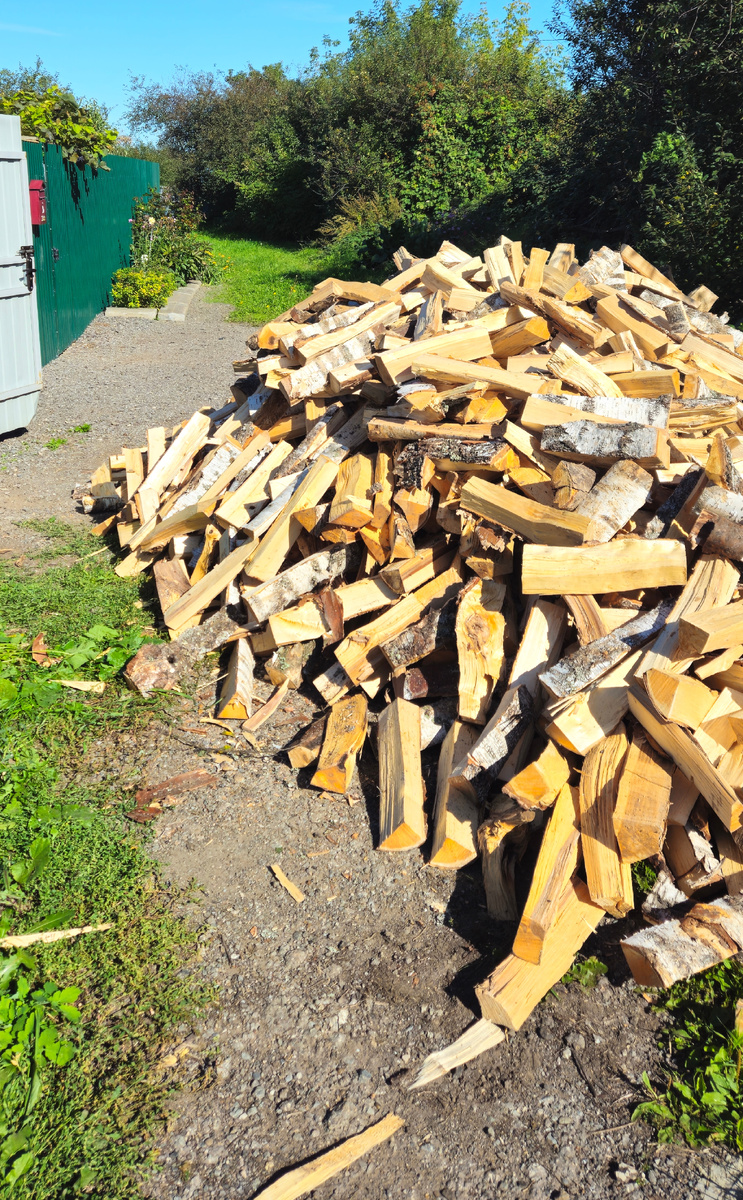 Большая куча дровишек.