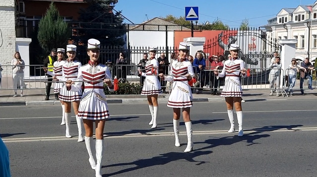 Выступление мажореток оркестра из Нижнего Нрвгорода. Фото автора.