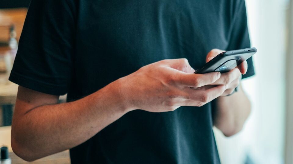    Мобильный телефон. Источник: unsplash.com