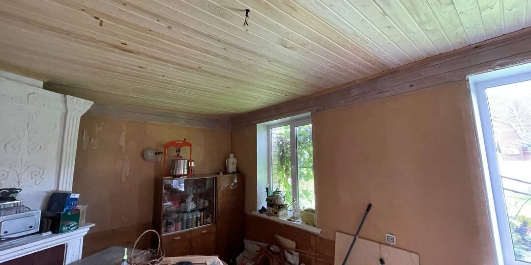 В эти выходные – возможно, последние теплые в этом году – мы успели доделать потолочный плинтус в гостиной, а еще загрунтовать старые доски