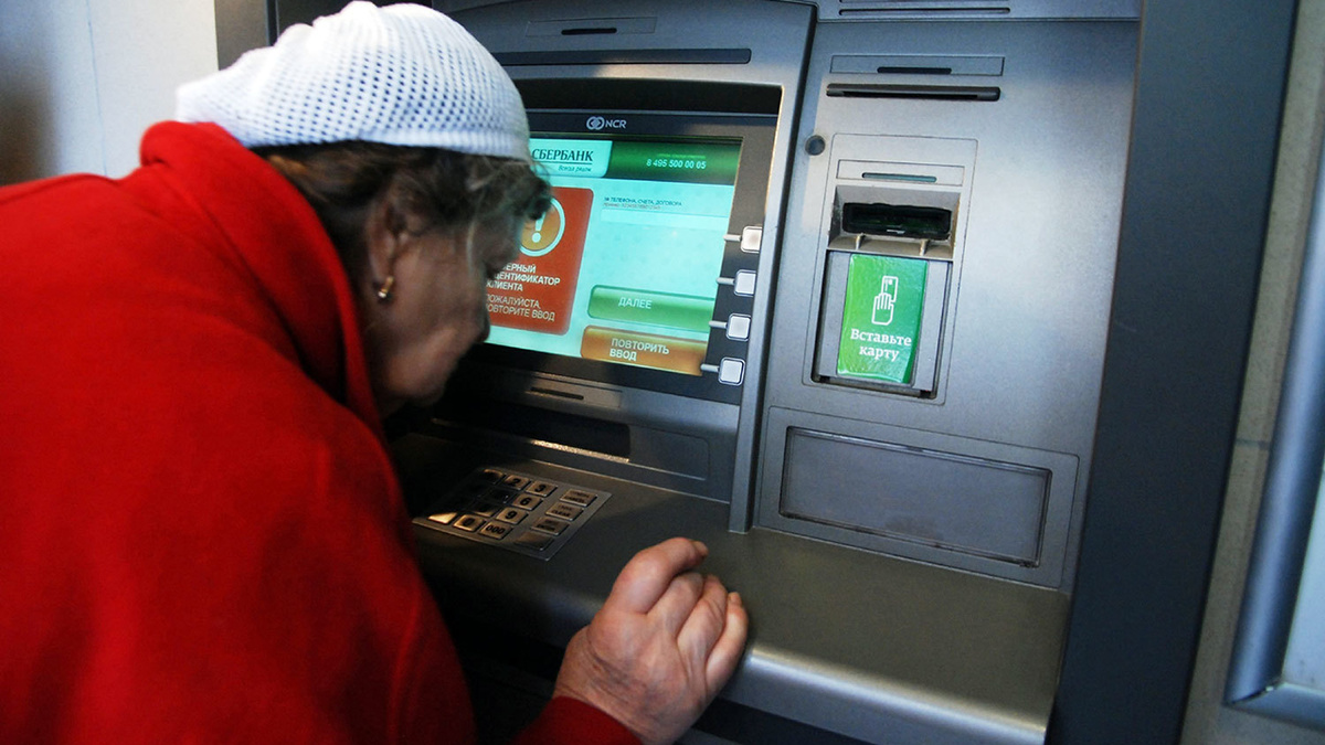 Почему пенсионерам стоит забирать деньги с карты „Мир“ сразу — советы эксперта