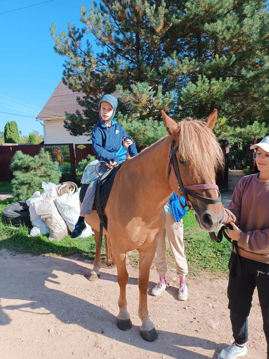 Фото уже было. Но что одно и тоже фотографировать, а на ходу Саша не может сфотографировать, так как она страхует Сенечку. 