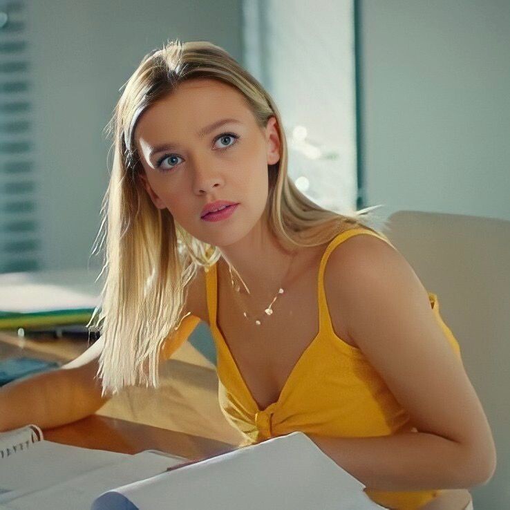 В образах блондинки присутствуют золотой и жёлтый цвета.