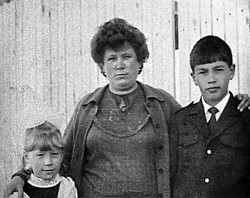 Галина Плотникова с дочкой и сыном Андреем