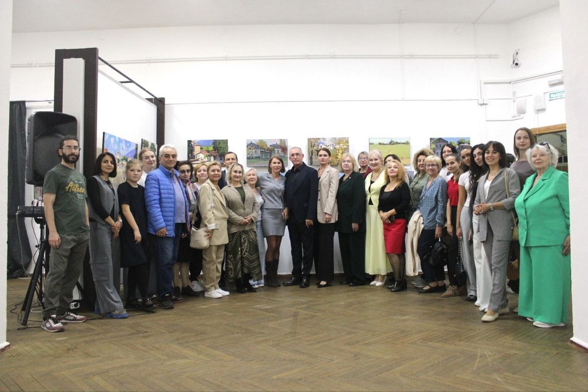 На открытии персональной выставки И.Б. Хоронько. Найдите меня - я тянулась на цыпочках как могла 😅(фото: социальные сети Пятигорского Краеведческого музея)