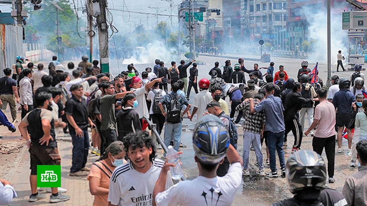    Погромы, поджоги и избиения чиновников: кадры протестов из Непала