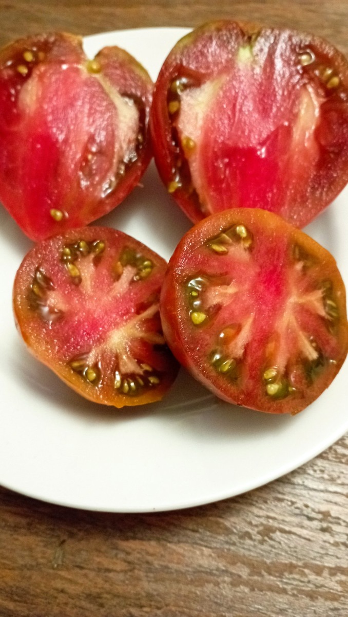 Помидор "Полоатое сердце" красив и снаружи, и внутри