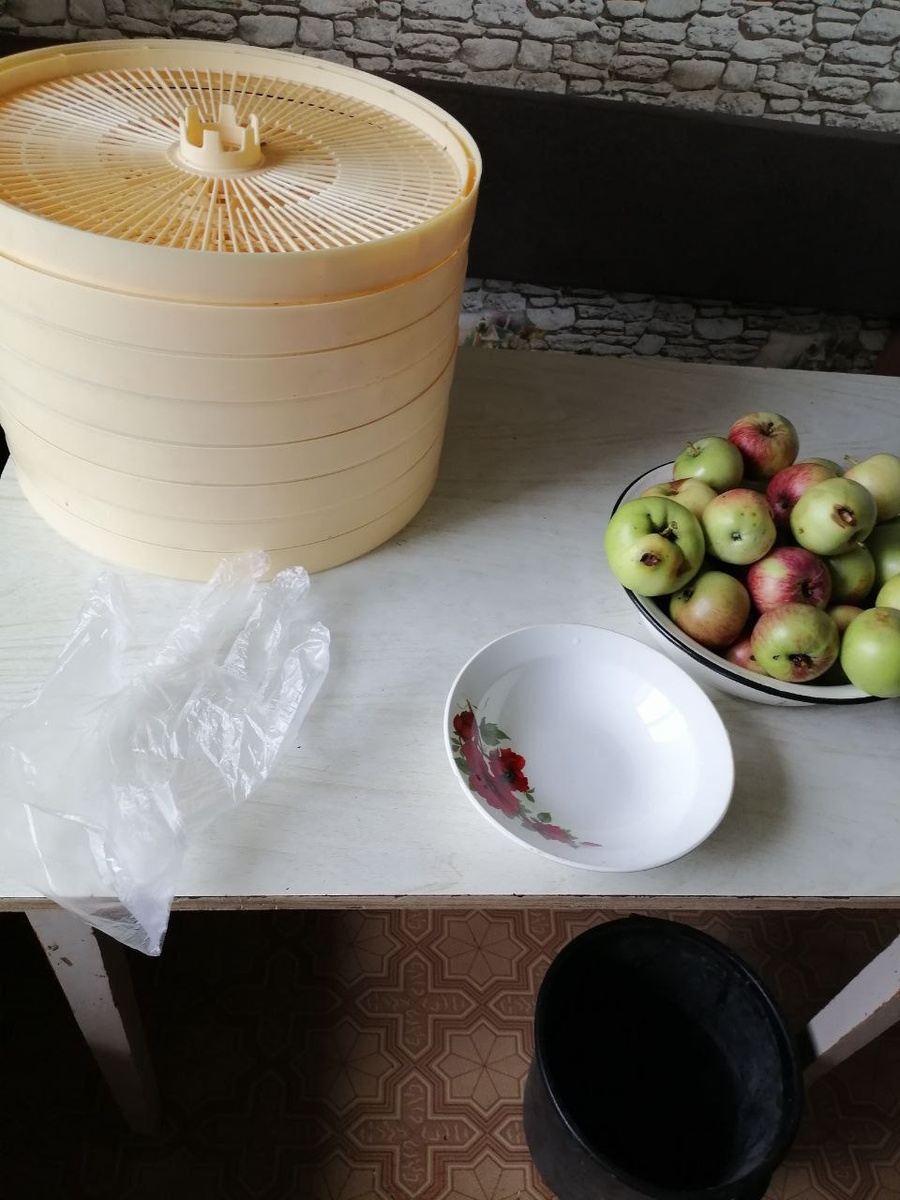 ...и сушит яблоки на пироги