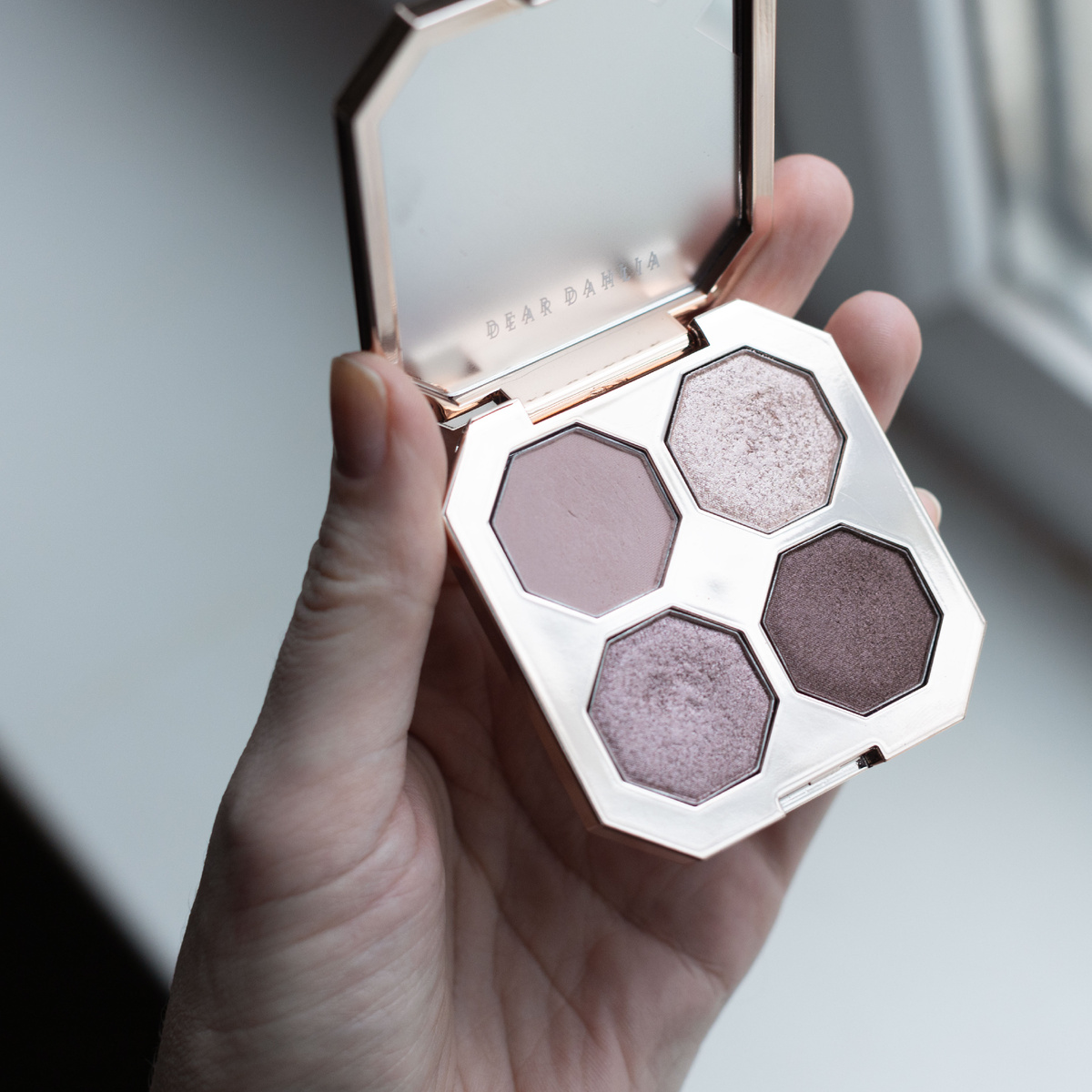 у окна в тусклом мордорском свете