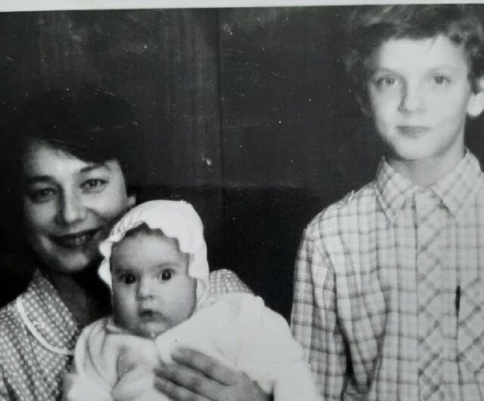 Марина Коняшкина с мамой и братом /Фото. престиж46.рф