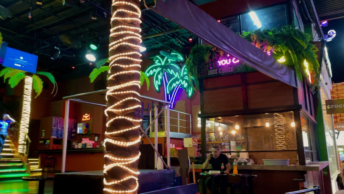 Ночная жизнь Канкуна — неон, музыка и атмосфера бесконечного праздника.