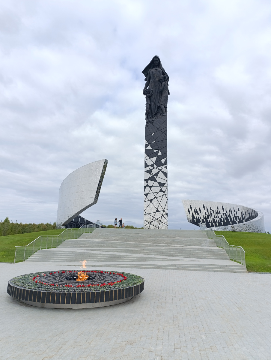 Основная композиция Мемориала со стелой увенчанной памятником, архитектурными элементами "вихри войны" вокруг стелы и вечным огнём