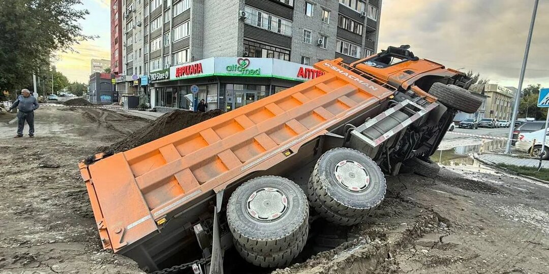 Грузовик провалился в яму на дороге в Семее