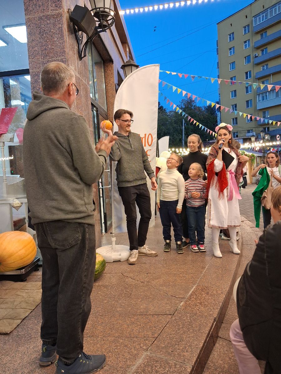 Флешмоб "Сормовское чаепитие". Ведущая объявляет хозяина самой маленькой тыквы. Фото автора. 