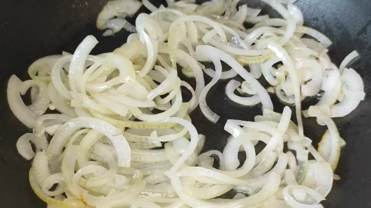 Салат с жареными баклажанами, яйцом и помидорами. Фото автора. 