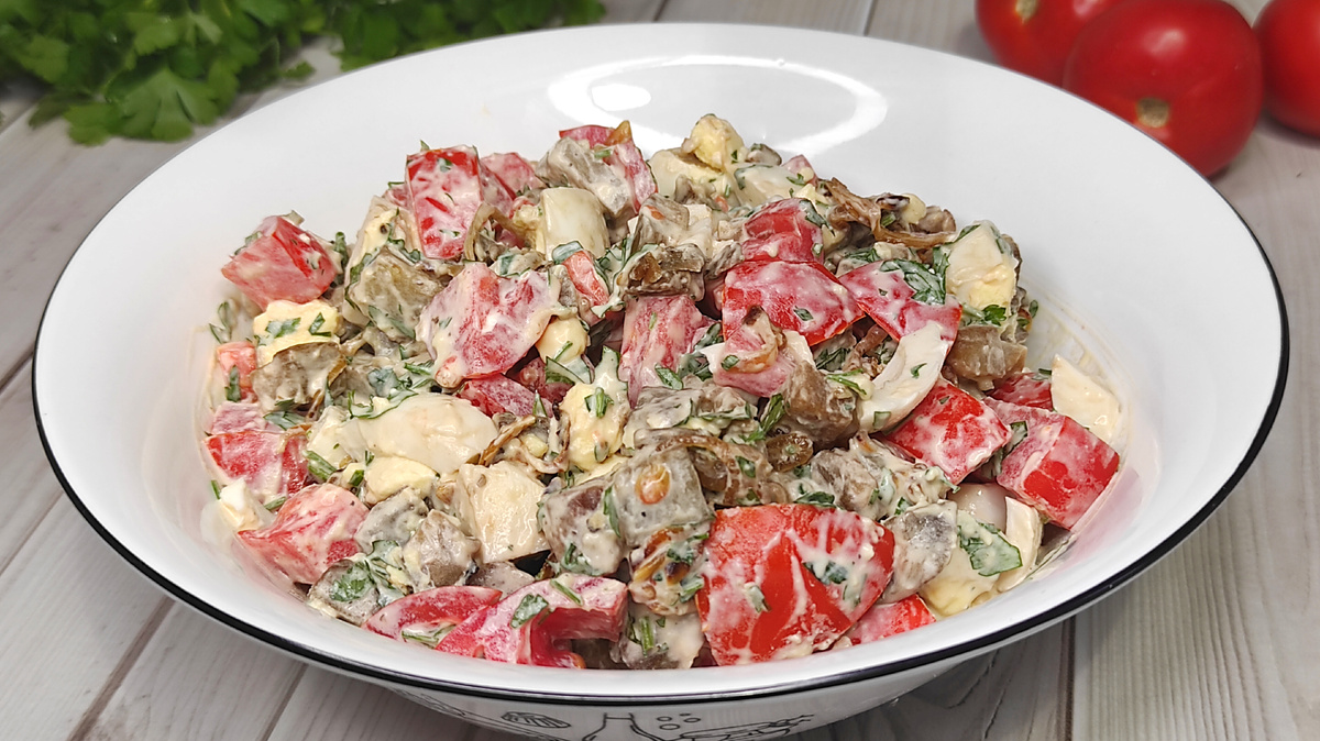 Салат с жареными баклажанами, яйцом и помидорами. Фото автора.