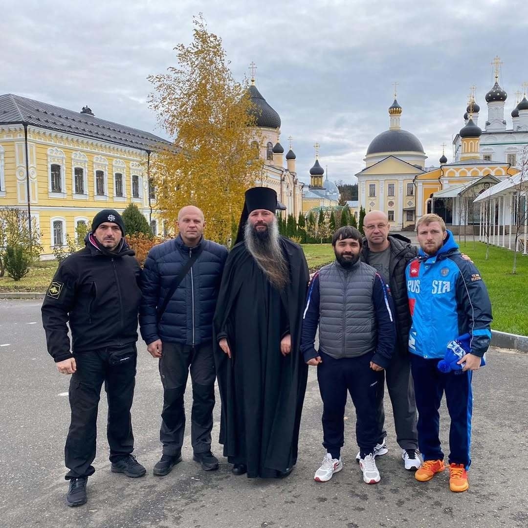    Федор Емельяненко с командой Fedor Team в Вознесенской Давидовой пустыни. соцсети